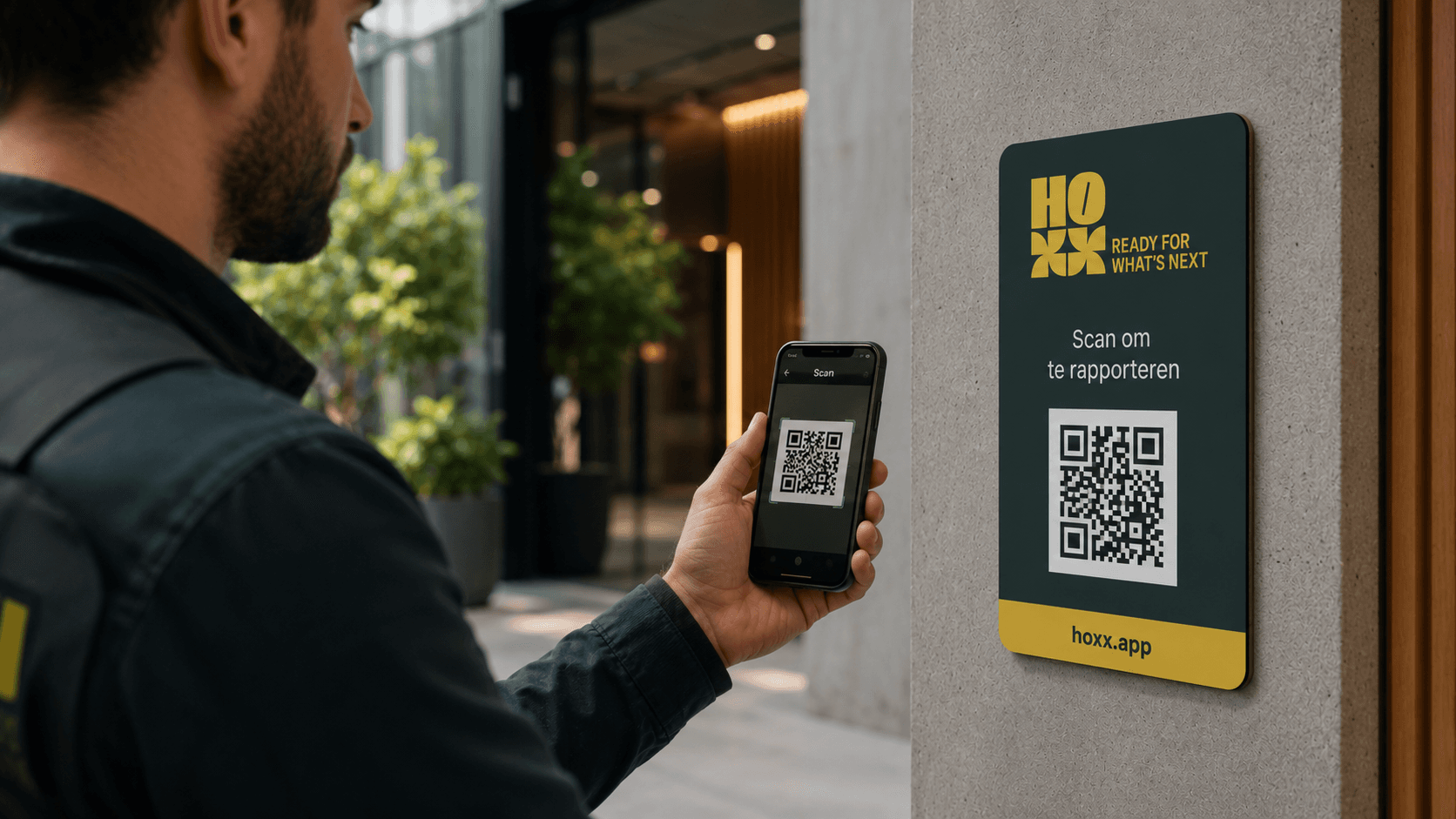 Hoxx QR-bordje aan de ingang van een gebouw. Een leverancier scant de code om een melding te maken.